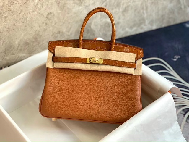 Hãy chọn cho mình một chiếc túi kiểu dáng thanh lịch, sang trọng, màu sắc trung tính để có thể dễ kết hợp cùng trang phục đi làm của bạn mà vẫn thể hiện đẳng cấp của mình.