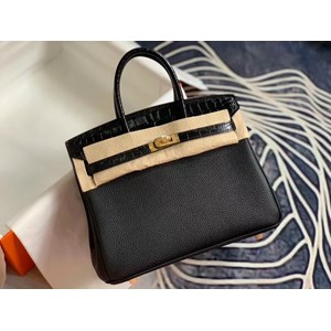 Chiếc túi xách là người bạn gắn bó mật thiết với phụ nữ