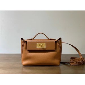 Chiếc túi xách là người bạn gắn bó mật thiết với phụ nữ