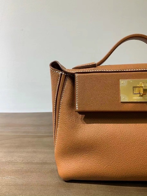 Chiếc túi xách là người bạn gắn bó mật thiết với phụ nữ