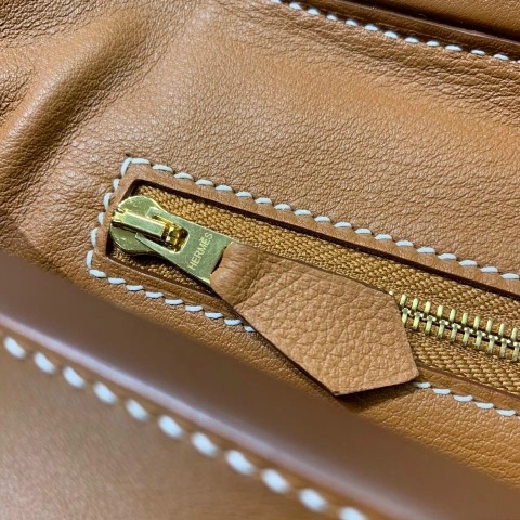 Chiếc túi xách là người bạn gắn bó mật thiết với phụ nữ