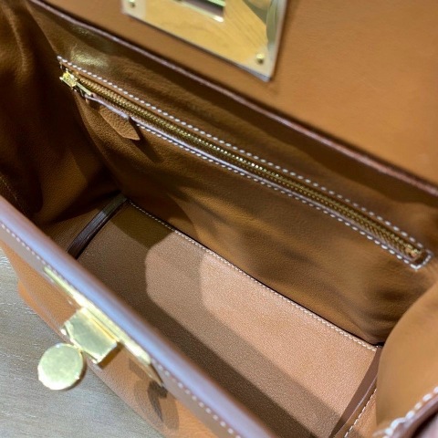 Chiếc túi xách là người bạn gắn bó mật thiết với phụ nữ