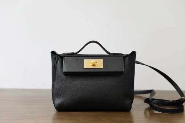 Chiếc túi xách là người bạn gắn bó mật thiết với phụ nữ