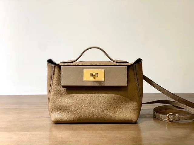 Chiếc túi xách là người bạn gắn bó mật thiết với phụ nữ