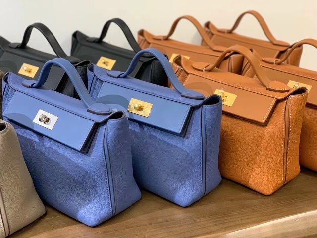 Chiếc túi xách là người bạn gắn bó mật thiết với phụ nữ