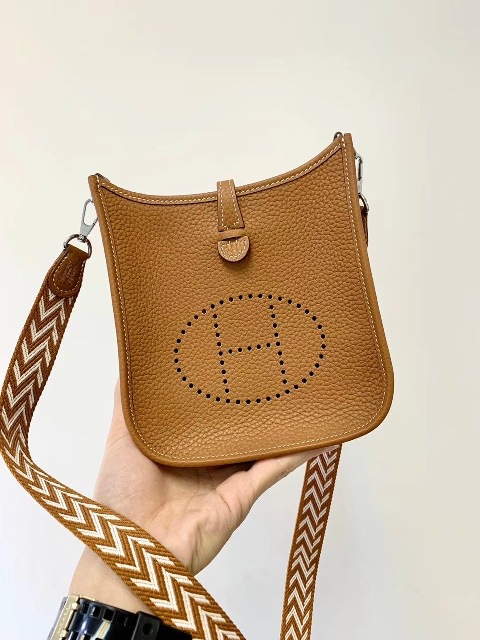 Chiếc túi xách là người bạn gắn bó mật thiết với phụ nữ