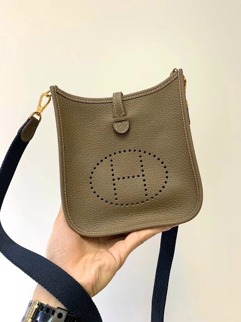 Chiếc túi xách là người bạn gắn bó mật thiết với phụ nữ