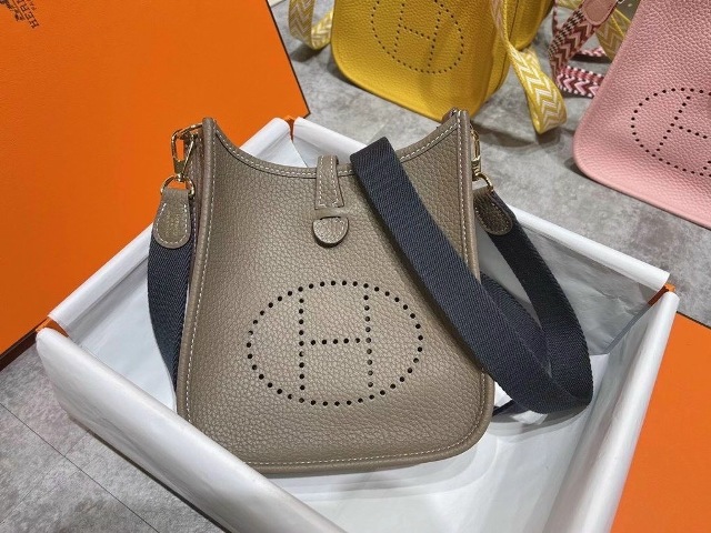 Chiếc túi xách là người bạn gắn bó mật thiết với phụ nữ