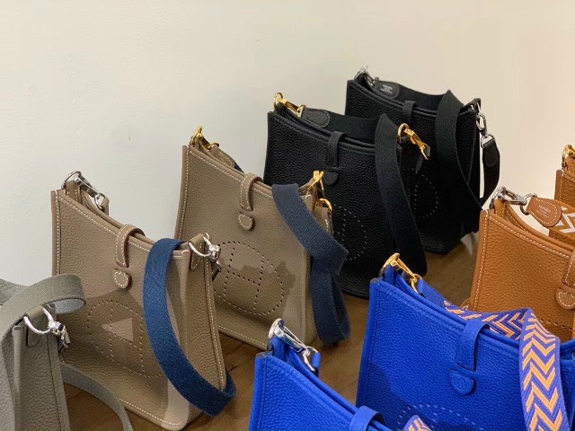 Chiếc túi xách là người bạn gắn bó mật thiết với phụ nữ