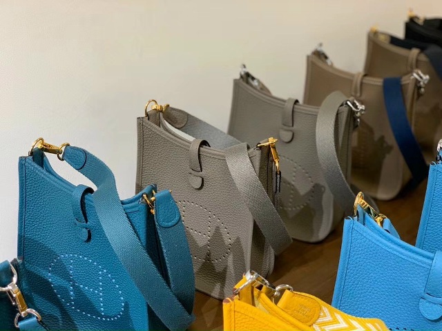 Chiếc túi xách là người bạn gắn bó mật thiết với phụ nữ