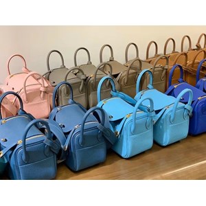 Dù cho xu hướng thời có thay đổi theo thời gian thì việc sở hữu những phụ kiện sẽ không bao giờ khiến bạn bị lỗi mốt. Những phụ kiện được xem là công cụ khiến phái đẹp trông lộng lẫy hơn!