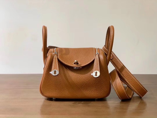 Dù cho xu hướng thời có thay đổi theo thời gian thì việc sở hữu những phụ kiện sẽ không bao giờ khiến bạn bị lỗi mốt. Những phụ kiện được xem là công cụ khiến phái đẹp trông lộng lẫy hơn!