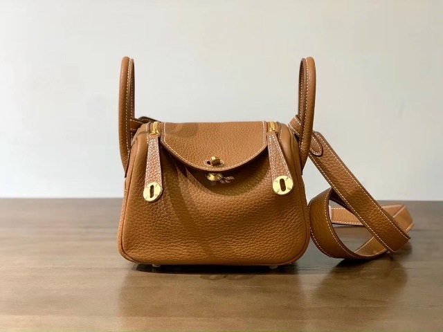 Dù cho xu hướng thời có thay đổi theo thời gian thì việc sở hữu những phụ kiện sẽ không bao giờ khiến bạn bị lỗi mốt. Những phụ kiện được xem là công cụ khiến phái đẹp trông lộng lẫy hơn!