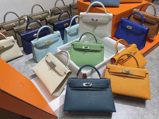 Dù cho xu hướng thời có thay đổi theo thời gian thì việc sở hữu những phụ kiện sẽ không bao giờ khiến bạn bị lỗi mốt. Những phụ kiện được xem là công cụ khiến phái đẹp trông lộng lẫy hơn!