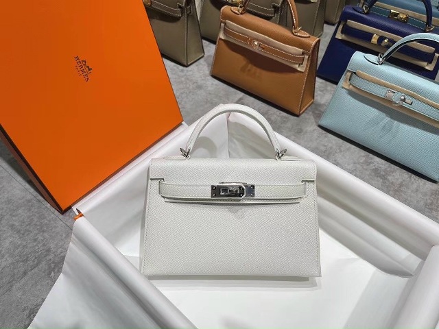 Dù cho xu hướng thời có thay đổi theo thời gian thì việc sở hữu những phụ kiện sẽ không bao giờ khiến bạn bị lỗi mốt. Những phụ kiện được xem là công cụ khiến phái đẹp trông lộng lẫy hơn!