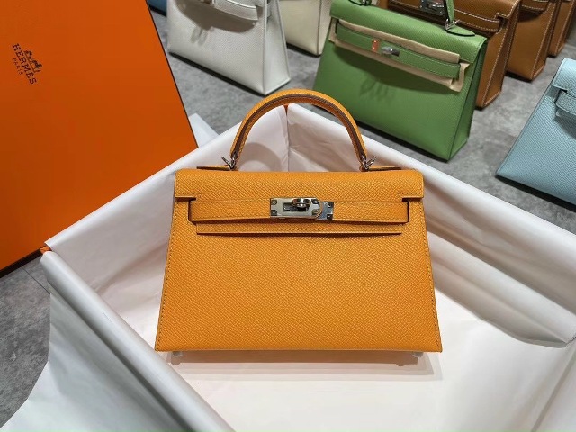 Dù cho xu hướng thời có thay đổi theo thời gian thì việc sở hữu những phụ kiện sẽ không bao giờ khiến bạn bị lỗi mốt. Những phụ kiện được xem là công cụ khiến phái đẹp trông lộng lẫy hơn!