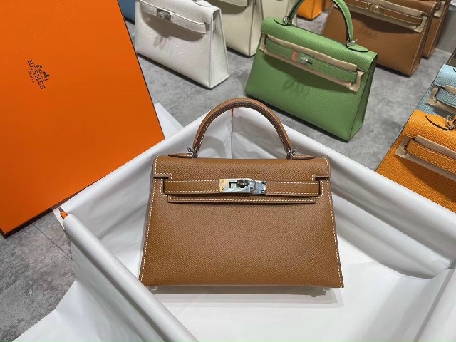 Dù cho xu hướng thời có thay đổi theo thời gian thì việc sở hữu những phụ kiện sẽ không bao giờ khiến bạn bị lỗi mốt. Những phụ kiện được xem là công cụ khiến phái đẹp trông lộng lẫy hơn!