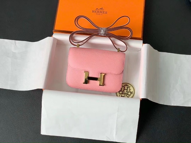 Dù cho xu hướng thời có thay đổi theo thời gian thì việc sở hữu những phụ kiện sẽ không bao giờ khiến bạn bị lỗi mốt. Những phụ kiện được xem là công cụ khiến phái đẹp trông lộng lẫy hơn!