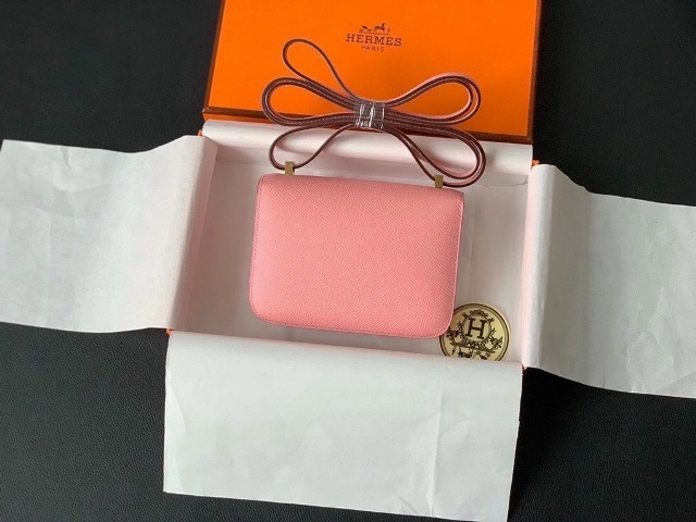 Dù cho xu hướng thời có thay đổi theo thời gian thì việc sở hữu những phụ kiện sẽ không bao giờ khiến bạn bị lỗi mốt. Những phụ kiện được xem là công cụ khiến phái đẹp trông lộng lẫy hơn!