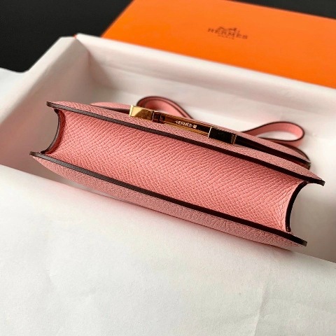 Dù cho xu hướng thời có thay đổi theo thời gian thì việc sở hữu những phụ kiện sẽ không bao giờ khiến bạn bị lỗi mốt. Những phụ kiện được xem là công cụ khiến phái đẹp trông lộng lẫy hơn!