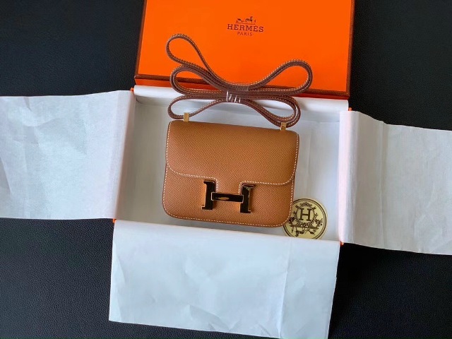 Dù cho xu hướng thời có thay đổi theo thời gian thì việc sở hữu những phụ kiện sẽ không bao giờ khiến bạn bị lỗi mốt. Những phụ kiện được xem là công cụ khiến phái đẹp trông lộng lẫy hơn!