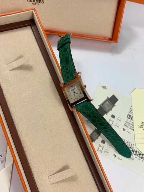 Thời gian này nhắc nhớ chúng ta về tác dụng và ý nghĩa sâu xa của những cỗ máy chỉ giờ. Nó sẽ nhắc bạn đúng giờ, hiện hữu trước mắt bạn, cho bạn thấy mỗi giây trôi qua kim giây lại nhảy một nấc, 