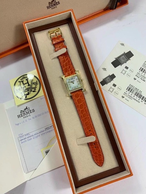 Thời gian này nhắc nhớ chúng ta về tác dụng và ý nghĩa sâu xa của những cỗ máy chỉ giờ. Nó sẽ nhắc bạn đúng giờ, hiện hữu trước mắt bạn, cho bạn thấy mỗi giây trôi qua kim giây lại nhảy một nấc, 