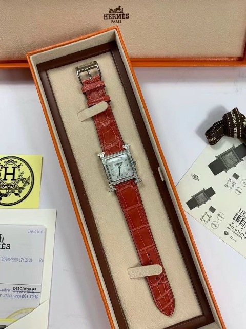 Thời gian này nhắc nhớ chúng ta về tác dụng và ý nghĩa sâu xa của những cỗ máy chỉ giờ. Nó sẽ nhắc bạn đúng giờ, hiện hữu trước mắt bạn, cho bạn thấy mỗi giây trôi qua kim giây lại nhảy một nấc, 