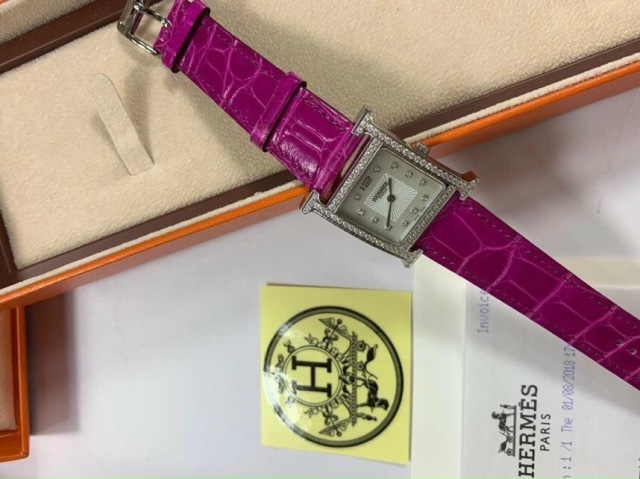 Thời gian này nhắc nhớ chúng ta về tác dụng và ý nghĩa sâu xa của những cỗ máy chỉ giờ. Nó sẽ nhắc bạn đúng giờ, hiện hữu trước mắt bạn, cho bạn thấy mỗi giây trôi qua kim giây lại nhảy một nấc, 