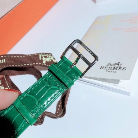 Thời gian này nhắc nhớ chúng ta về tác dụng và ý nghĩa sâu xa của những cỗ máy chỉ giờ. Nó sẽ nhắc bạn đúng giờ, hiện hữu trước mắt bạn, cho bạn thấy mỗi giây trôi qua kim giây lại nhảy một nấc, 