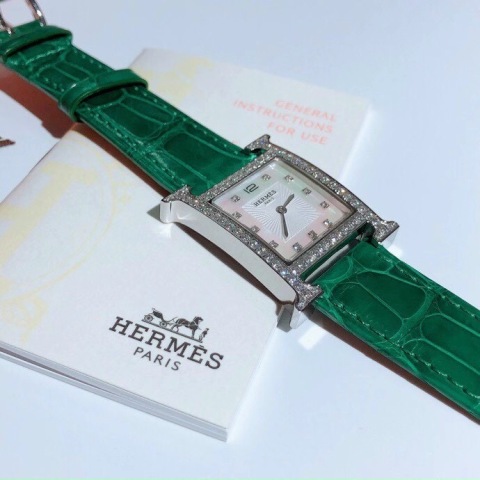 Thời gian này nhắc nhớ chúng ta về tác dụng và ý nghĩa sâu xa của những cỗ máy chỉ giờ. Nó sẽ nhắc bạn đúng giờ, hiện hữu trước mắt bạn, cho bạn thấy mỗi giây trôi qua kim giây lại nhảy một nấc, 