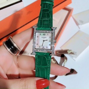 Thời gian này nhắc nhớ chúng ta về tác dụng và ý nghĩa sâu xa của những cỗ máy chỉ giờ. Nó sẽ nhắc bạn đúng giờ, hiện hữu trước mắt bạn, cho bạn thấy mỗi giây trôi qua kim giây lại nhảy một nấc, mỗi phút cũng trôi đi nhanh lắm. Nếu không trân trọng bạn sẽ để vụt mất nó.