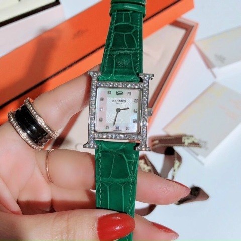 Thời gian này nhắc nhớ chúng ta về tác dụng và ý nghĩa sâu xa của những cỗ máy chỉ giờ. Nó sẽ nhắc bạn đúng giờ, hiện hữu trước mắt bạn, cho bạn thấy mỗi giây trôi qua kim giây lại nhảy một nấc, mỗi phút cũng trôi đi nhanh lắm. Nếu không trân trọng bạn sẽ để vụt mất nó.