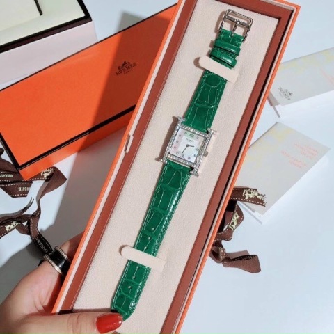 Thời gian này nhắc nhớ chúng ta về tác dụng và ý nghĩa sâu xa của những cỗ máy chỉ giờ. Nó sẽ nhắc bạn đúng giờ, hiện hữu trước mắt bạn, cho bạn thấy mỗi giây trôi qua kim giây lại nhảy một nấc, 