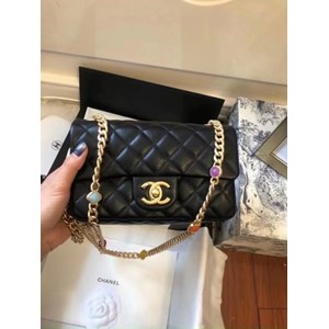 Dù cho xu hướng thời có thay đổi theo thời gian thì việc sở hữu những phụ kiện sẽ không bao giờ khiến bạn bị lỗi mốt. Những phụ kiện được xem là công cụ khiến phái đẹp trông lộng lẫy hơn!