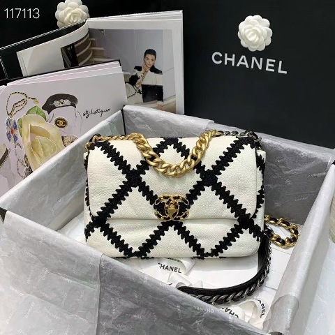 Dù cho xu hướng thời có thay đổi theo thời gian thì việc sở hữu những phụ kiện sẽ không bao giờ khiến bạn bị lỗi mốt. Những phụ kiện được xem là công cụ khiến phái đẹp trông lộng lẫy hơn!