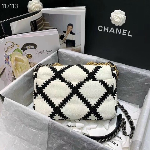Dù cho xu hướng thời có thay đổi theo thời gian thì việc sở hữu những phụ kiện sẽ không bao giờ khiến bạn bị lỗi mốt. Những phụ kiện được xem là công cụ khiến phái đẹp trông lộng lẫy hơn!