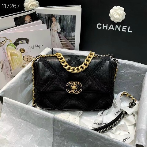 Dù cho xu hướng thời có thay đổi theo thời gian thì việc sở hữu những phụ kiện sẽ không bao giờ khiến bạn bị lỗi mốt. Những phụ kiện được xem là công cụ khiến phái đẹp trông lộng lẫy hơn!