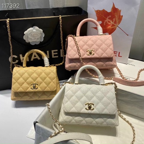Dù cho xu hướng thời có thay đổi theo thời gian thì việc sở hữu những phụ kiện sẽ không bao giờ khiến bạn bị lỗi mốt. Những phụ kiện được xem là công cụ khiến phái đẹp trông lộng lẫy hơn!
