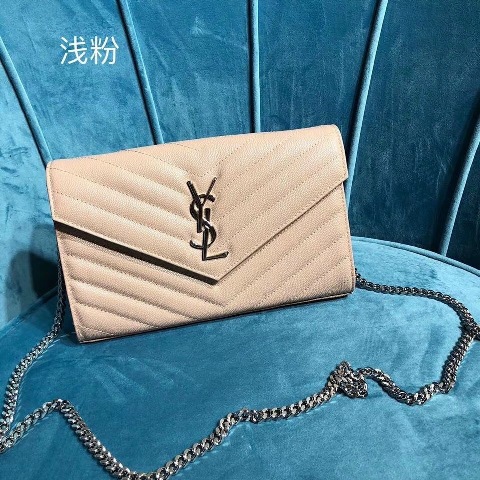 Hãy chọn cho mình một chiếc túi kiểu dáng thanh lịch, sang trọng, màu sắc trung tính để có thể dễ kết hợp cùng trang phục đi làm của bạn mà vẫn thể hiện đẳng cấp của mình.
