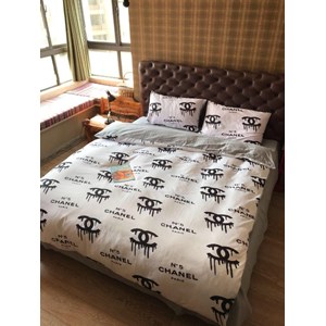 Vẻ đẹp quyến rũ sẽ được phô diễn qua bờ vai thon, vòng một nóng bỏng dưới làn váy mỏng manh.