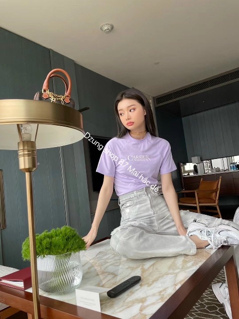 Áo thun cộc tay món đồ quen thuộc vào mùa hè với tất cả các cô gái. Với những cách phối đồ cùng chiếc áo này dưới đây sẽ giúp các nàng thêm tự tin, năng động đón hè.