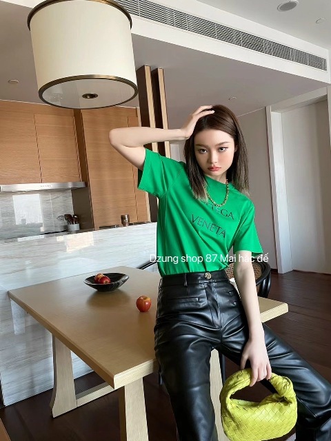 Áo thun cộc tay món đồ quen thuộc vào mùa hè với tất cả các cô gái. Với những cách phối đồ cùng chiếc áo này dưới đây sẽ giúp các nàng thêm tự tin, năng động đón hè.