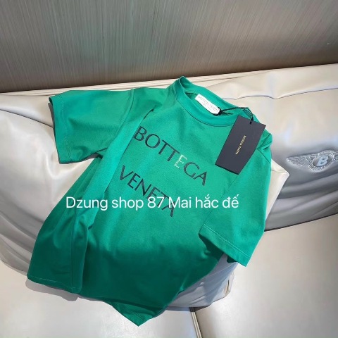 Áo thun cộc tay món đồ quen thuộc vào mùa hè với tất cả các cô gái. Với những cách phối đồ cùng chiếc áo này dưới đây sẽ giúp các nàng thêm tự tin, năng động đón hè.
