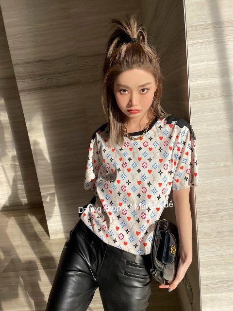 Áo thun cộc tay món đồ quen thuộc vào mùa hè với tất cả các cô gái. Với những cách phối đồ cùng chiếc áo này dưới đây sẽ giúp các nàng thêm tự tin, năng động đón hè.