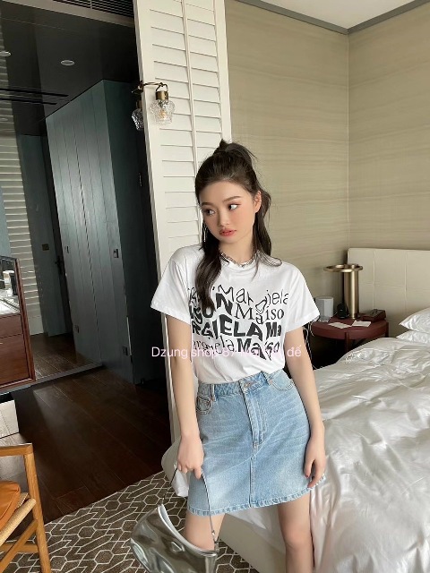 Áo thun cộc tay món đồ quen thuộc vào mùa hè với tất cả các cô gái. Với những cách phối đồ cùng chiếc áo này dưới đây sẽ giúp các nàng thêm tự tin, năng động đón hè.