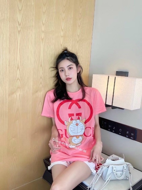 Áo thun cộc tay món đồ quen thuộc vào mùa hè với tất cả các cô gái. Với những cách phối đồ cùng chiếc áo này dưới đây sẽ giúp các nàng thêm tự tin, năng động đón hè.