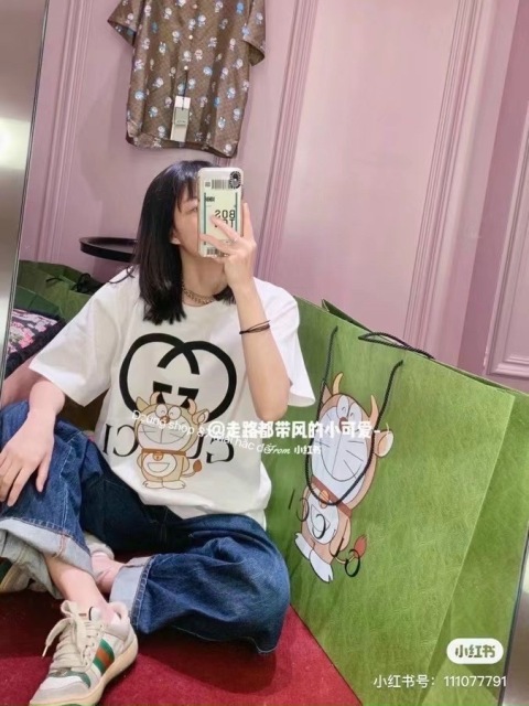 Cuốn hút mọi ánh nhìn khi xuống phố với áo phông sành điệu 