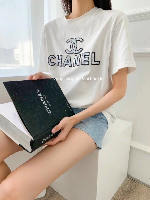 Áo thun cộc tay món đồ quen thuộc vào mùa hè với tất cả các cô gái. Với những cách phối đồ cùng chiếc áo này dưới đây sẽ giúp các nàng thêm tự tin, năng động đón hè.
