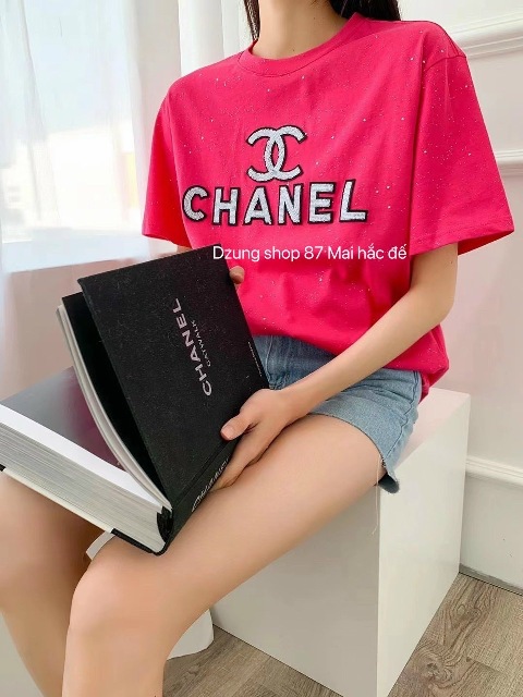 Áo thun cộc tay món đồ quen thuộc vào mùa hè với tất cả các cô gái. Với những cách phối đồ cùng chiếc áo này dưới đây sẽ giúp các nàng thêm tự tin, năng động đón hè.